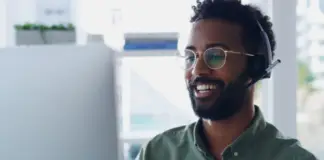 Qual é a diferença entre fones de ouvido monoauriculares e biauriculares