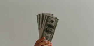 Os carteiros aceitam dinheiro? Aqui está o que saber