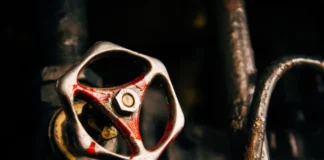 Como fixar uma válvula de água com fugas atrás da máquina de lavar